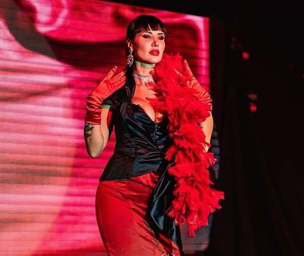 Micaela Martinis sul palco, numero burlesque
