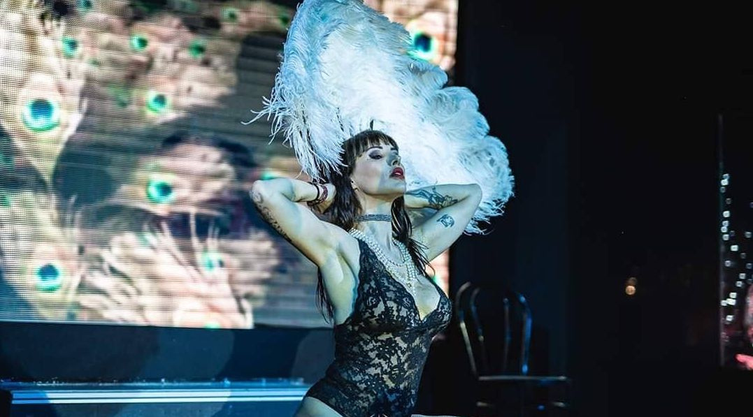 Micaela Martinis sul palco con il ventaglio di piume