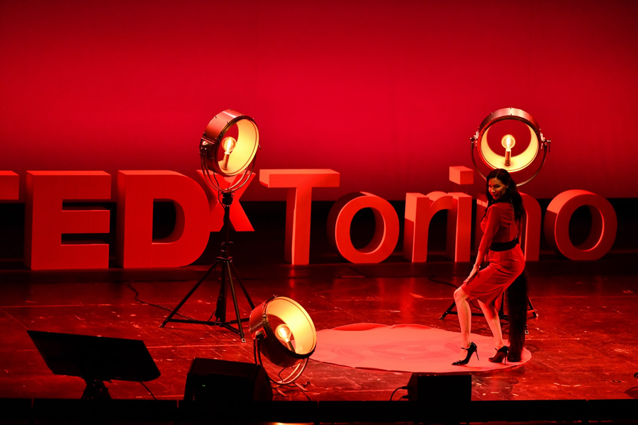 L’insegna di TEDx Torino sul palco