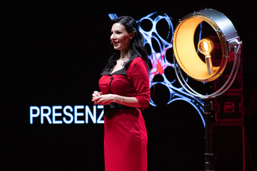 Micaela Martinis al TEDx Torino, sul palco durante l’intervento